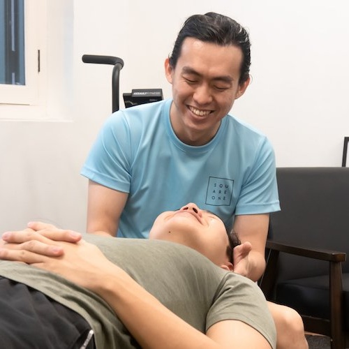 A chiropractor performing a precise adjustment as part of a transparent 120 minute consultation to ensure a clear clinical prognosis and effective treatment timeline